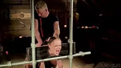 Jouer BDSM hardcore: la figa di una schiava adolescente punita e soddisfatta