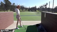 Redare Nadya Nabakova Shaved Pussy Tease pe terenul de golf