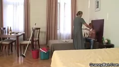 Jouer MILF matura non ne ha mai abbastanza del suo cazzo duro come la roccia