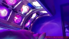 Odtwórz Wizyta w solarium BBW zamienia się w wyraźną cipkę i pokaz dużych cycków