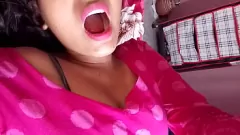 Reproduzir A gordinha indiana Bhabhi pisca e sacode seus recursos aprimorados para seu namorado sortudo