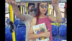 Jouer Studentessa tettona scopata da un vecchio sull'autobus pubblico - Reale e senza copione!