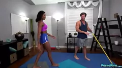 Afspelen Black Ebony Nadia Jay heeft hardcore interraciale seks met yoga conciërge