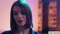 Reproduzir Redhead Shemale Janie Blade fode loira Milf Rachael Cavalli no salão da piscina
