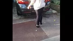 Whiten milf pasea a su perro