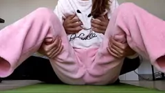 Reproduzir Mais de 18 anos de idade em pijamas com peitos pequenos e buceta molhada e com tesão-pornô amador de verdade