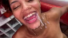 Abspielen Latina Teen nimmt Anal Creampie und bekommt eine milchige Dusche im Motelzimmer