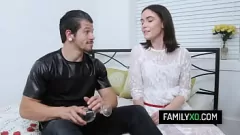 Redare TABOO PASSBLING: Maddie Winters surprins de cocoșul lui Valentine de către fratele ei vitreg