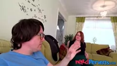 Gata britânica com curvas é enganada em sexo hardcore