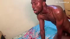 تشغيل كس في سن المراهقة الرطب الأبنوس لا يمكن أن يقاوم الديك الأسود الكبير لصديقها