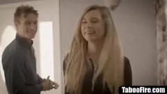 Jouer Session de tutorat à domicile de l'enseignant perverti avec un adolescent blonde