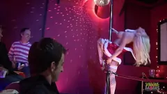 Abspielen Weihnachtsfeier: Analgruppe Sex mit blonden und brünetten Milf -Strippern