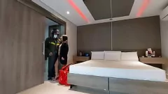 Oynat Big Bambu, kocası uzaktayken pizza teslimatın dick'i yutuyor
