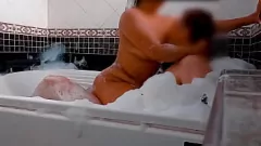 Reproduzir O vizinho latino quente cumpre a fantasia do Big Dick Jacuzzi