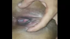Afspelen Latina Amateur neemt grote pik naar de rand van het bed - creampie afwerking