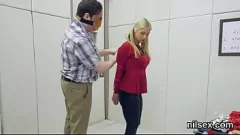 Reproduzir Gata peituda suporta a experiência dolorosa de assylum anal