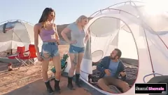 Odtwórz Jade Venus, brunetka shemale z dużymi cyckami i wielkim kutasem, zostaje zerżnięta na oklep na świeżym powietrzu w tej ostrej scenie seksu