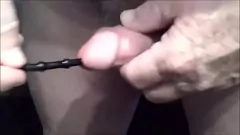 Abspielen Nahaufnahmegeräusche eines Sissy-Schwanzes, der Bukkake mit dicker Wichse bekommt