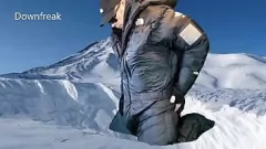 Jouer Indossando la tuta North Face Down mentre mi masturbo e sborro sul nylon morbido come la seta