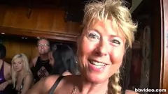 Reproduzir Private Ficktreffs bei Mutti 2: Sessão experiente de dedilhado e masturbação de uma Milf alemã