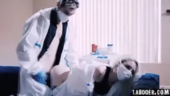 Abspielen Die Isolationsbeschränkungen sind vorbei und die zierliche blonde Lola mit Tätowierungen und Piercings trifft sich wieder mit Lucky für eine wilde Blowjob- und Doggystyle-Session