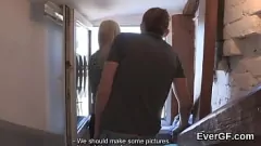 Jouer Un amant désespéré permet à un ami étrange de baiser son ex-petite amie pour de l'argent dans ce trio hardcore sauvage