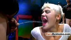 Jouer La milf dai capelli lisci in cortocircuito riceve molto sperma