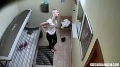 Odtwórz Blond nastolatka kaszle na sekretnej kamerze publicznie w salonie słonecznym
