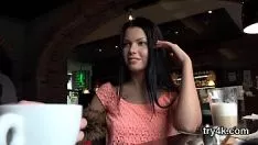 Jouer Una bella ragazza sexy succhia Sashay in pov e si fa rapire dal rap