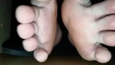 Abspielen Meine schwitzenden Füße auf deinem vorderen POV