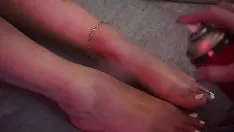 تشغيل تخضع أوريانا لها لارتداء الملابس وتحبها جالسة بمفردها