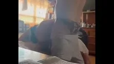 Que rico es ver como le bajan los calpartitions a tu mujer parity cojgaeliclai despu&eacute accent;s escucoal como la hacen pujar cuando se est&aacute accent; cojiendo de perrito
