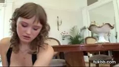 Odtwórz Widz-zabawka rozciąga swojego kotka i uwielbia wyrażać wgląd