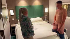 Abspielen Neugieriges Zimmermädchen beim Masturbieren erwischt: Ein überraschender Blowjob führt zu einem Cumshot