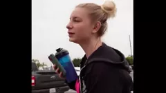 Abspielen Öffentliches Pussy-Pochen: Blonde MILF bekommt nach dem Fitnessstudio mit Jake Switch Hardcore-Fick im Auto