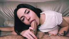 Reproducir Hermosa adolescente morena se pone sabrosa en una mamada intensa