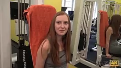 تشغيل في سن المراهقة Lindsay Sweet تحصل على لقطة قريبة في POV Gym Pickup مقابل المال